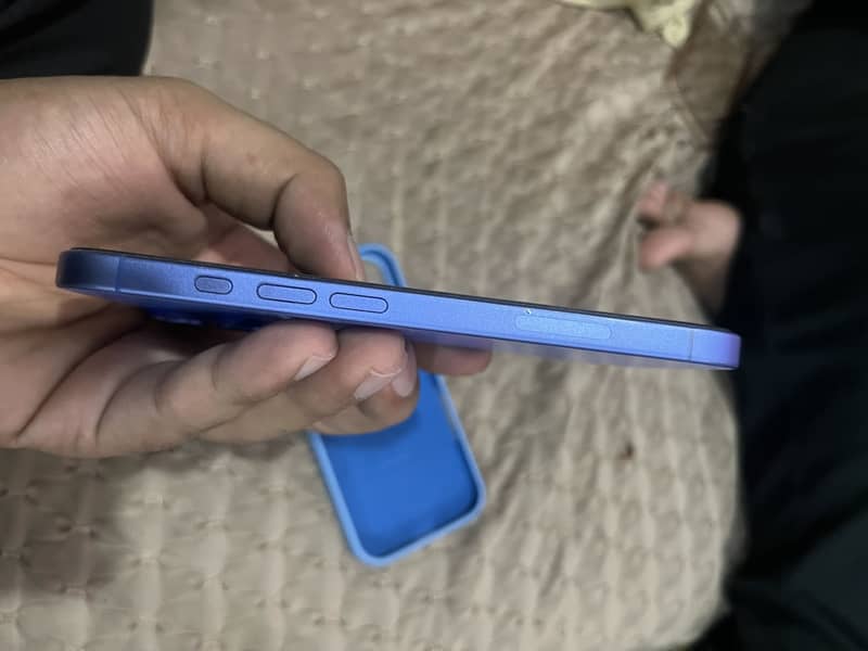Apple iPhone 16 4