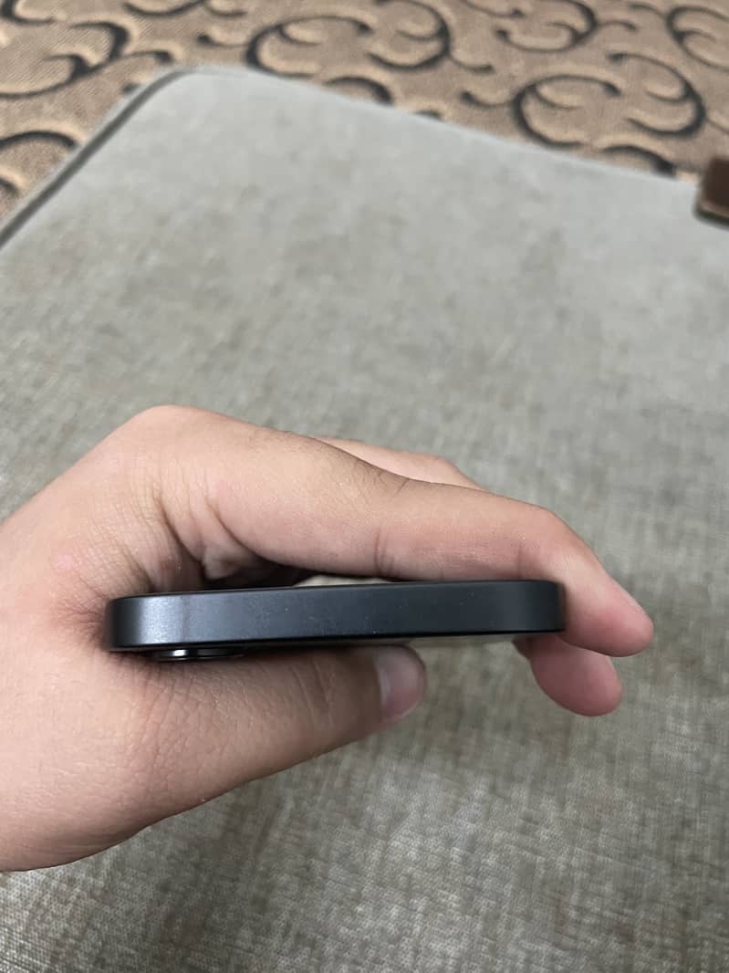 Apple iPhone 16e 1
