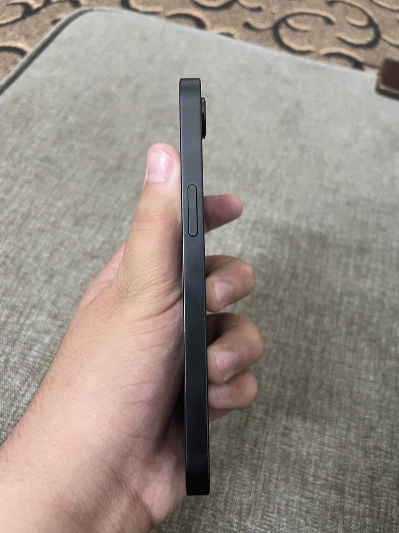 Apple iPhone 16e 2