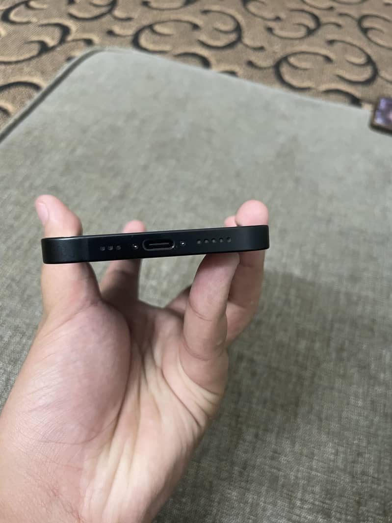 Apple iPhone 16e 3