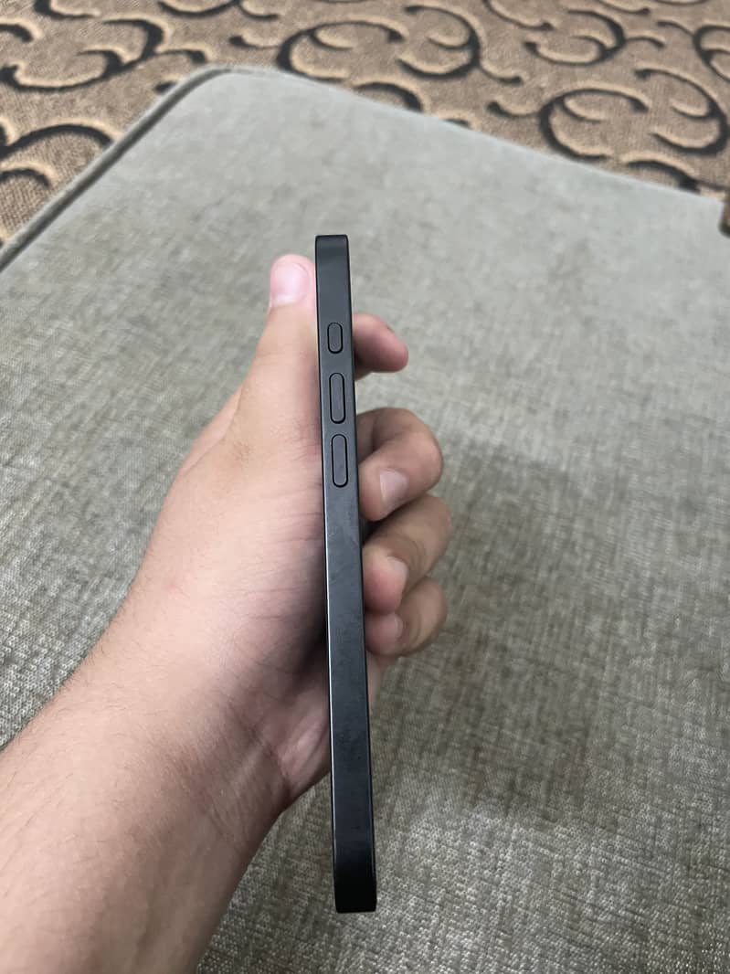 Apple iPhone 16e 4
