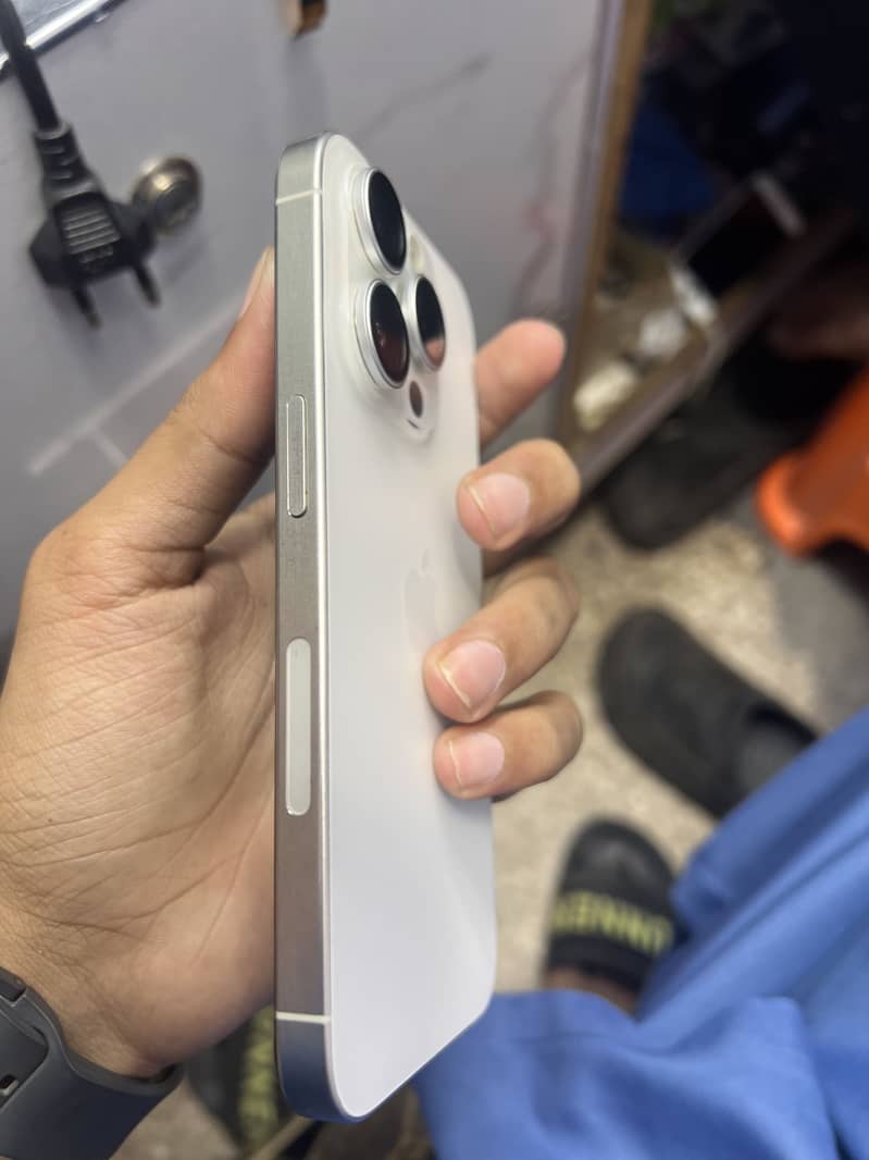 Apple iPhone 15 Pro 3