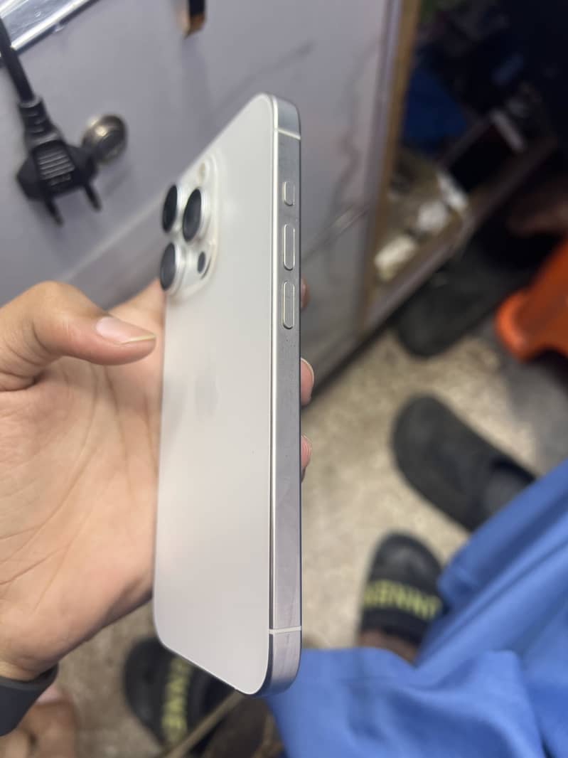 Apple iPhone 15 Pro 4