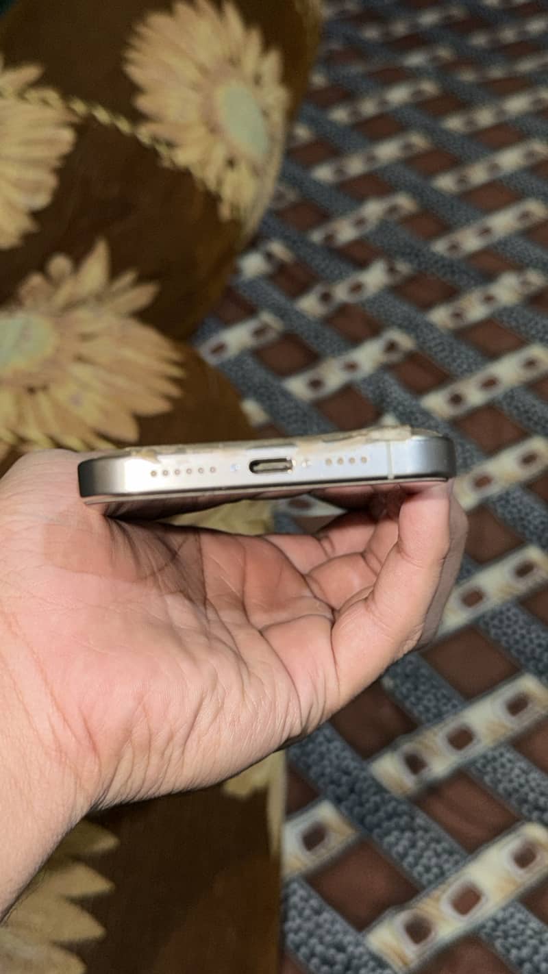 Apple iPhone 15 Pro Max 3