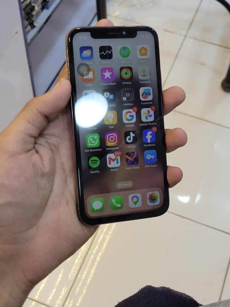 Apple iPhone XS 3