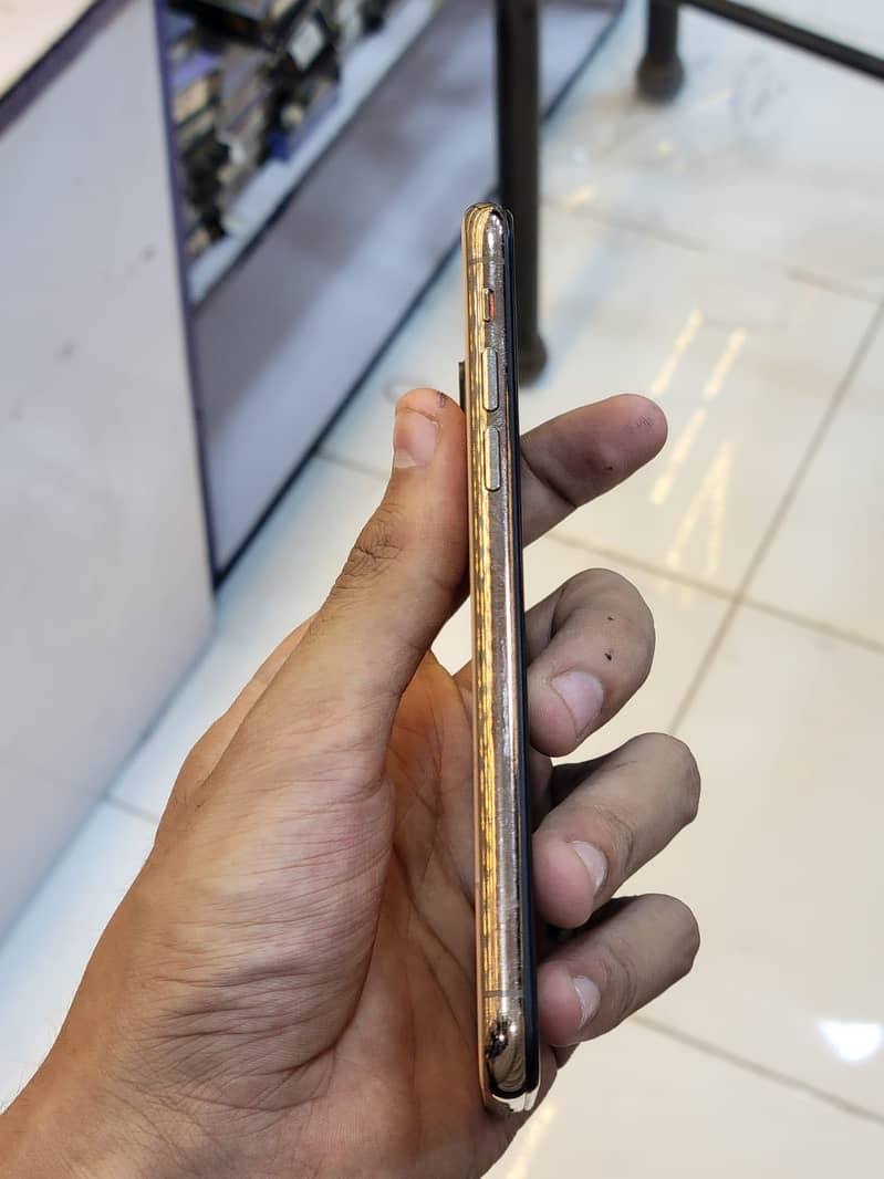 Apple iPhone XS 4