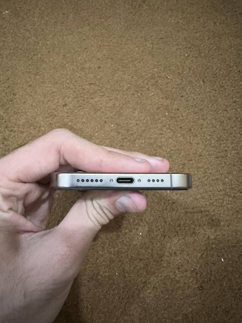 Apple iPhone 16 Pro Max 0