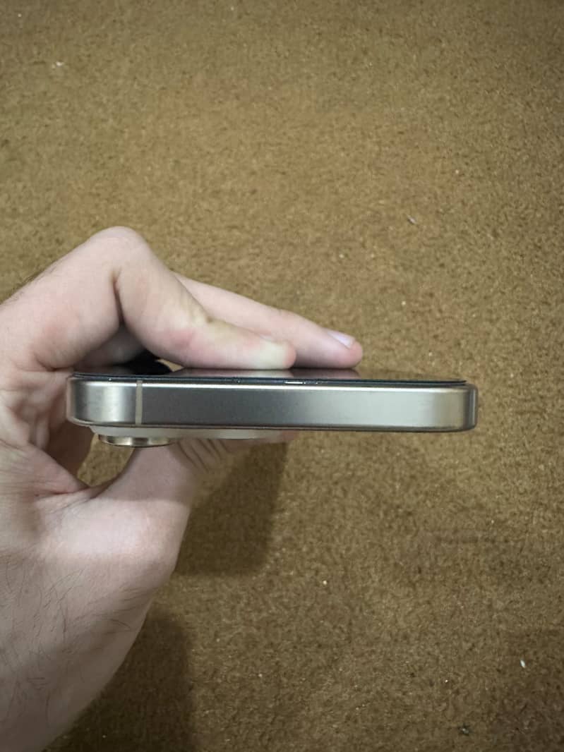 Apple iPhone 16 Pro Max 2