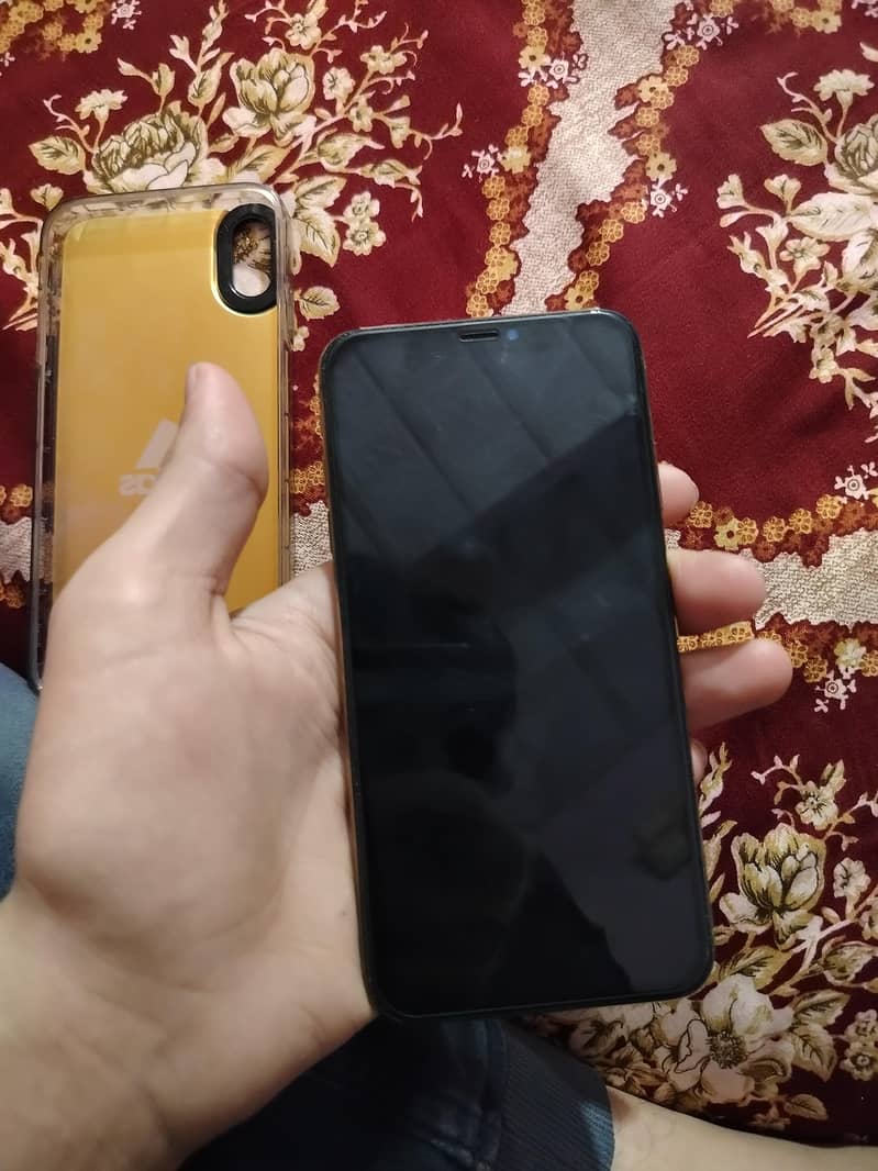 Apple iPhone XS Max 4