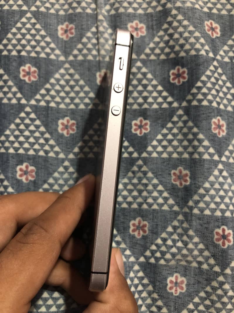 Apple iPhone SE 2016 1