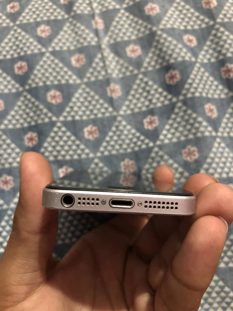 Apple iPhone SE 2016 4