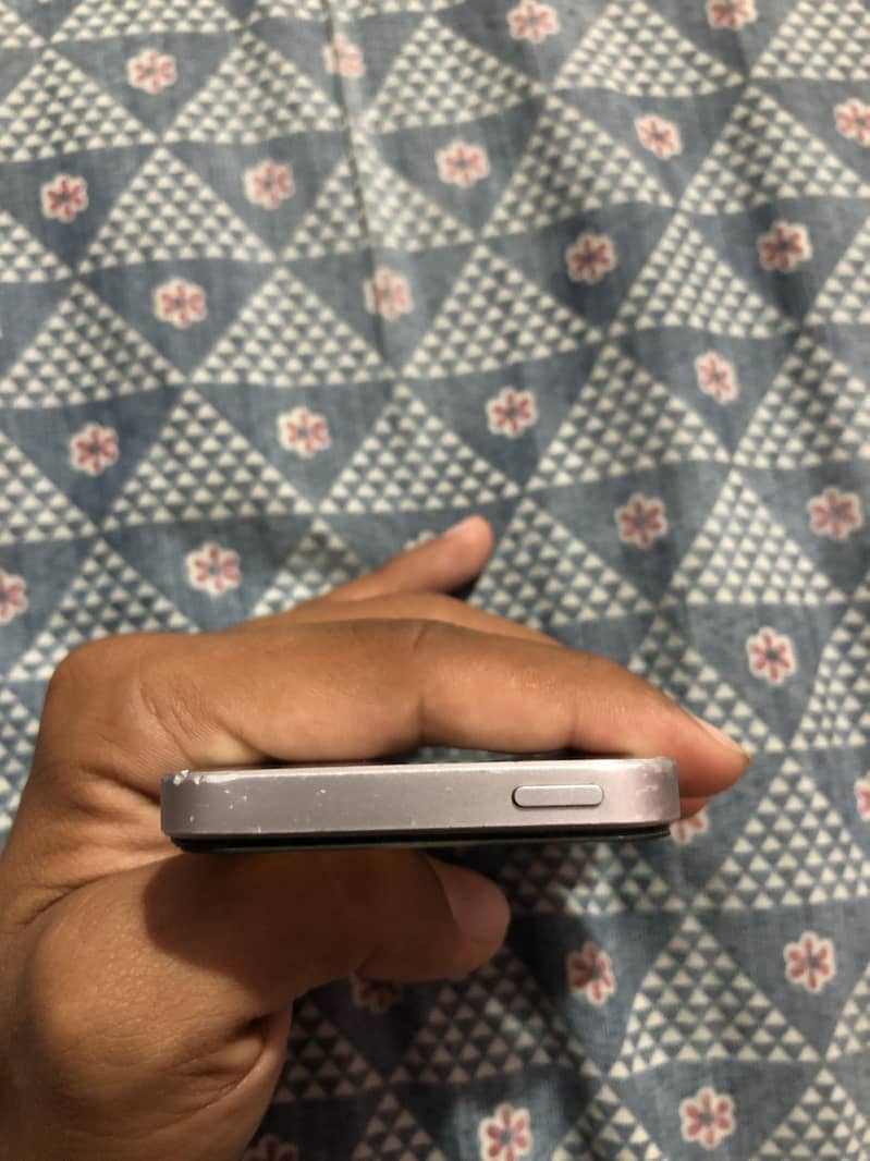 Apple iPhone SE 2016 5