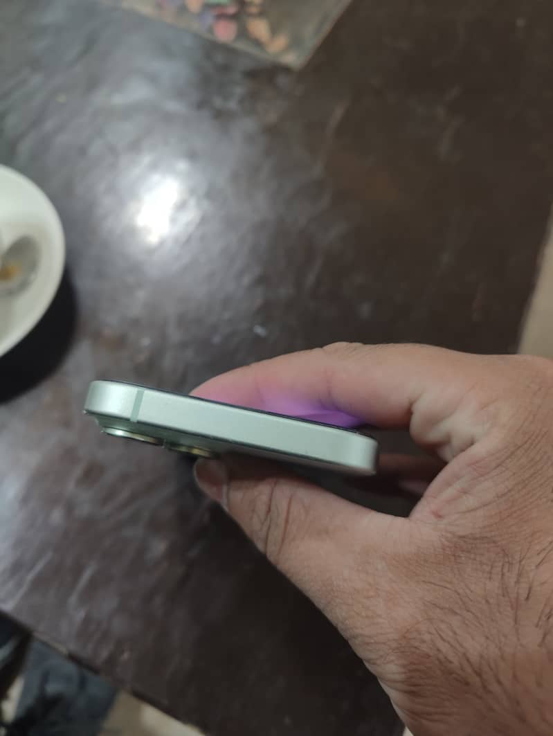 Apple iPhone 15 4