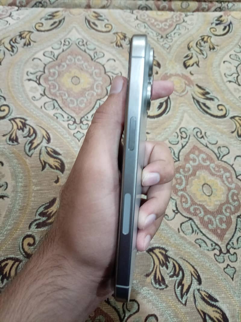 Apple iPhone 15 Pro Max 2