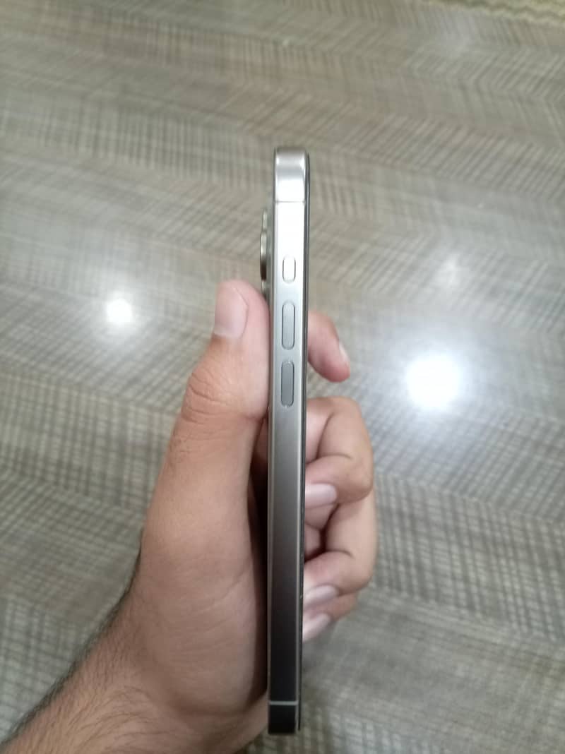 Apple iPhone 15 Pro Max 4