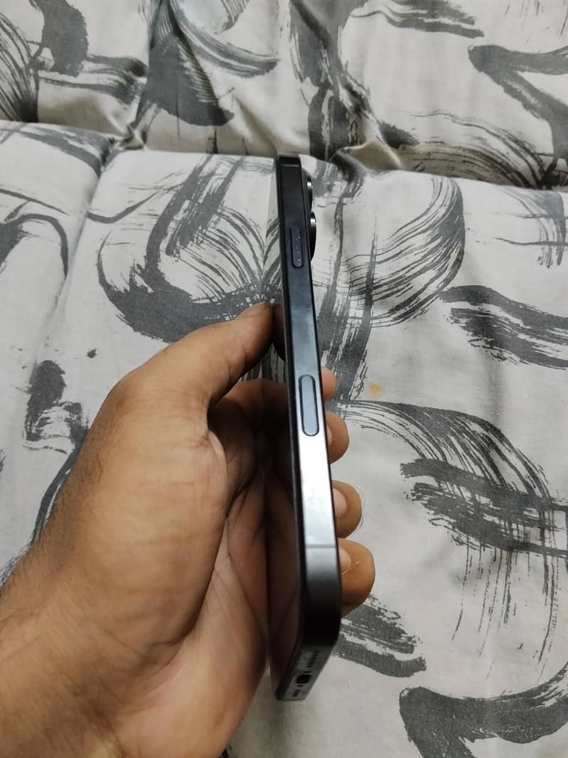 Apple iPhone 16 Pro Max 2