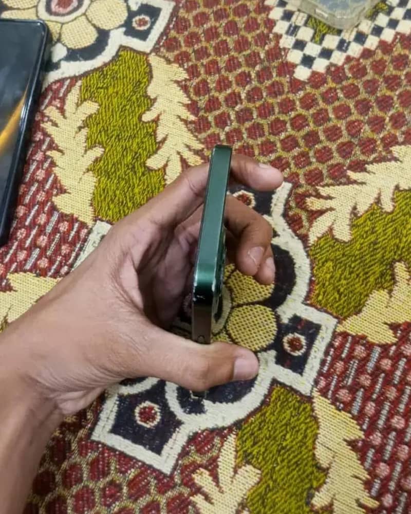 Apple iPhone 13 1