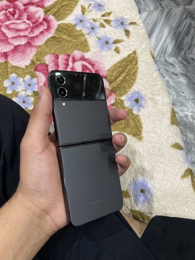 Samsung Mobile Z Flip 4 condition 9/10