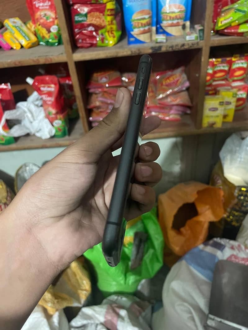 Apple iPhone 11 4