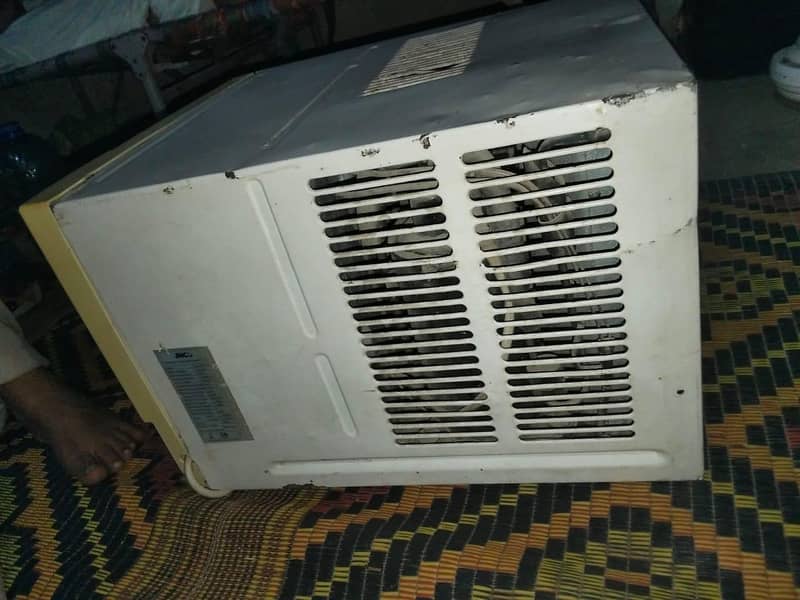 window AC 1