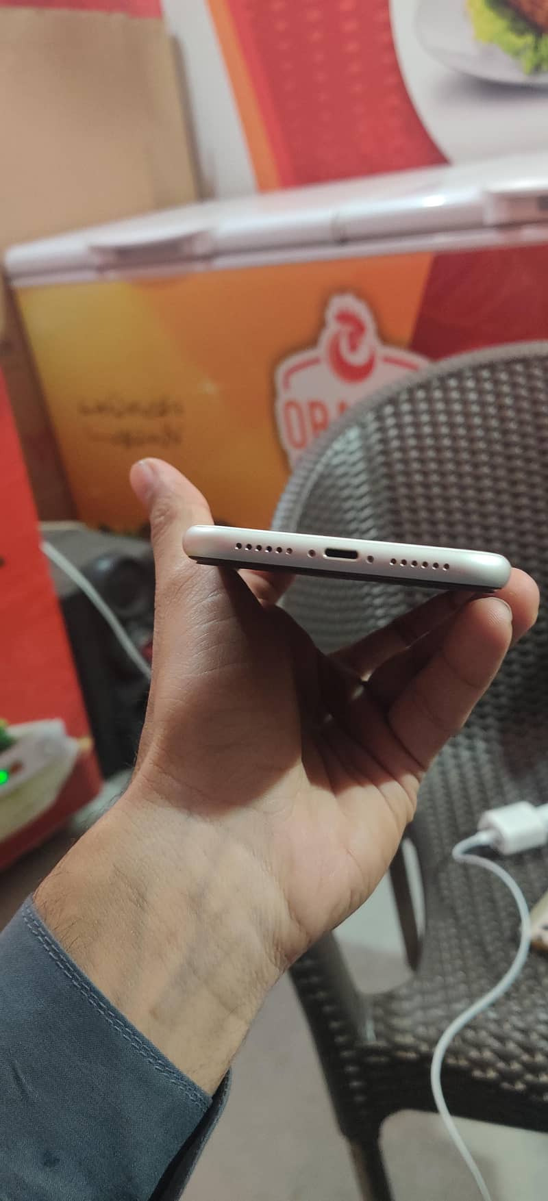 Apple iPhone 11 3