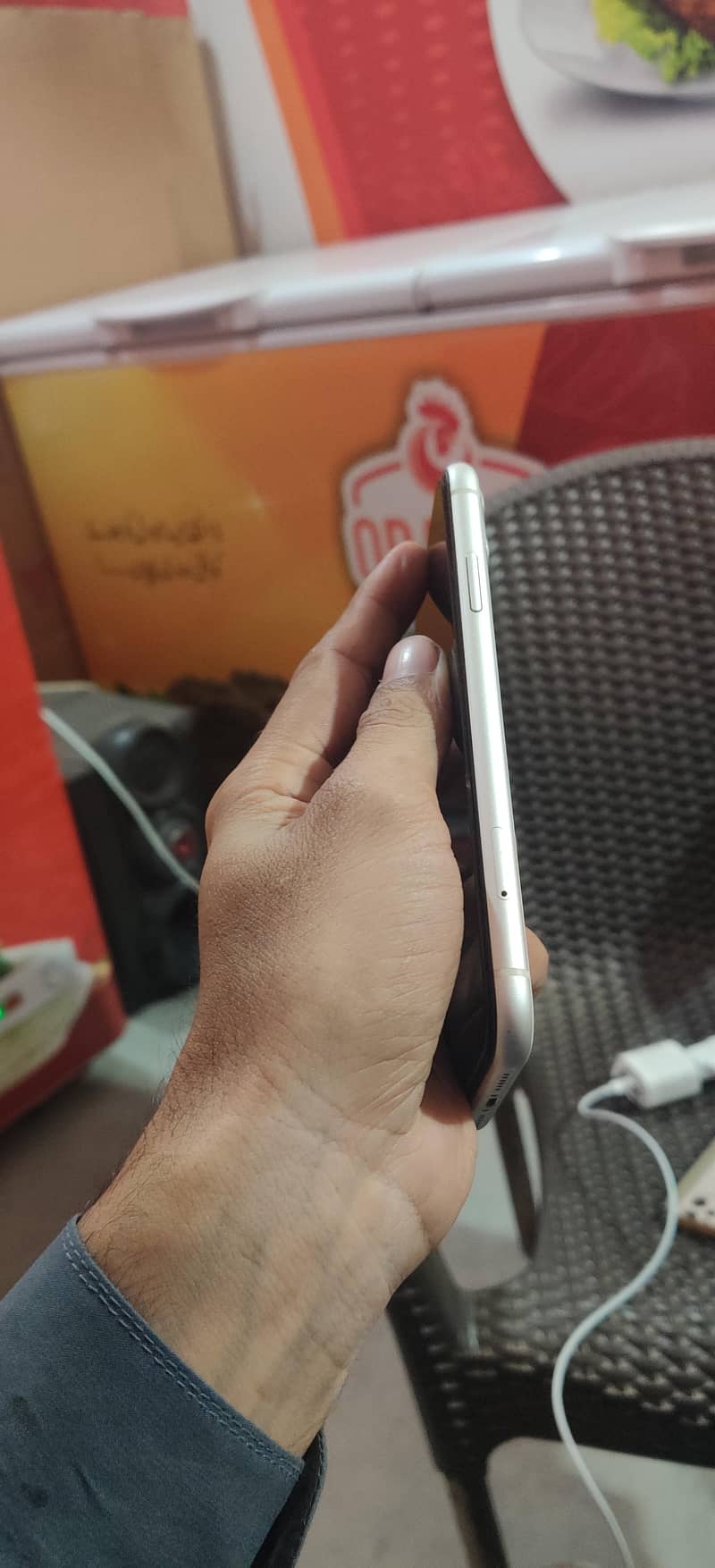 Apple iPhone 11 4