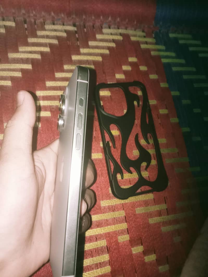 Apple iPhone 15 Pro Max 4
