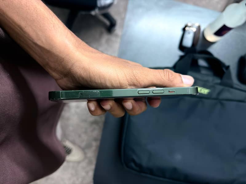 Apple iPhone 13 4
