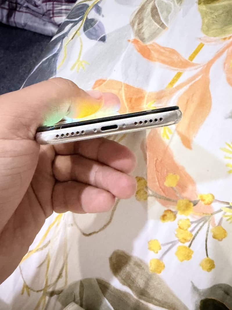 Apple iPhone X 4