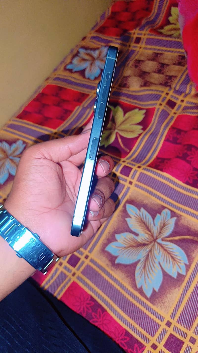 Apple iPhone 15 Pro Max 2