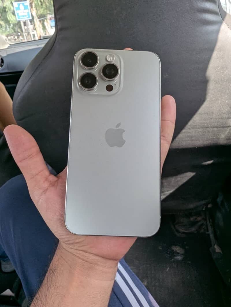 Apple iPhone 15 Pro Max 3