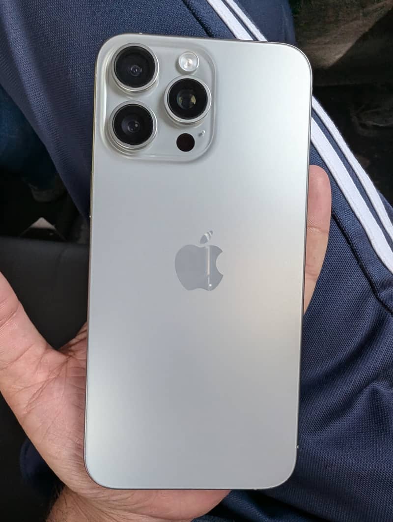 Apple iPhone 15 Pro Max 6