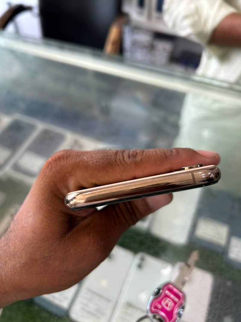 Apple iPhone X 4