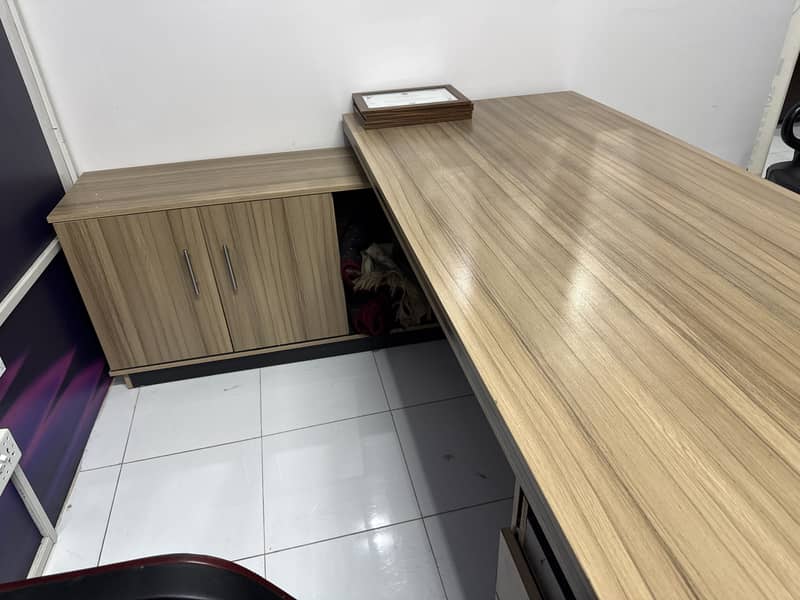 Executive table for office use 1