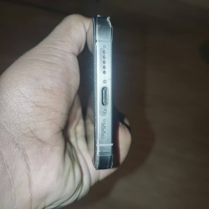Apple iPhone 15 Pro Max 4