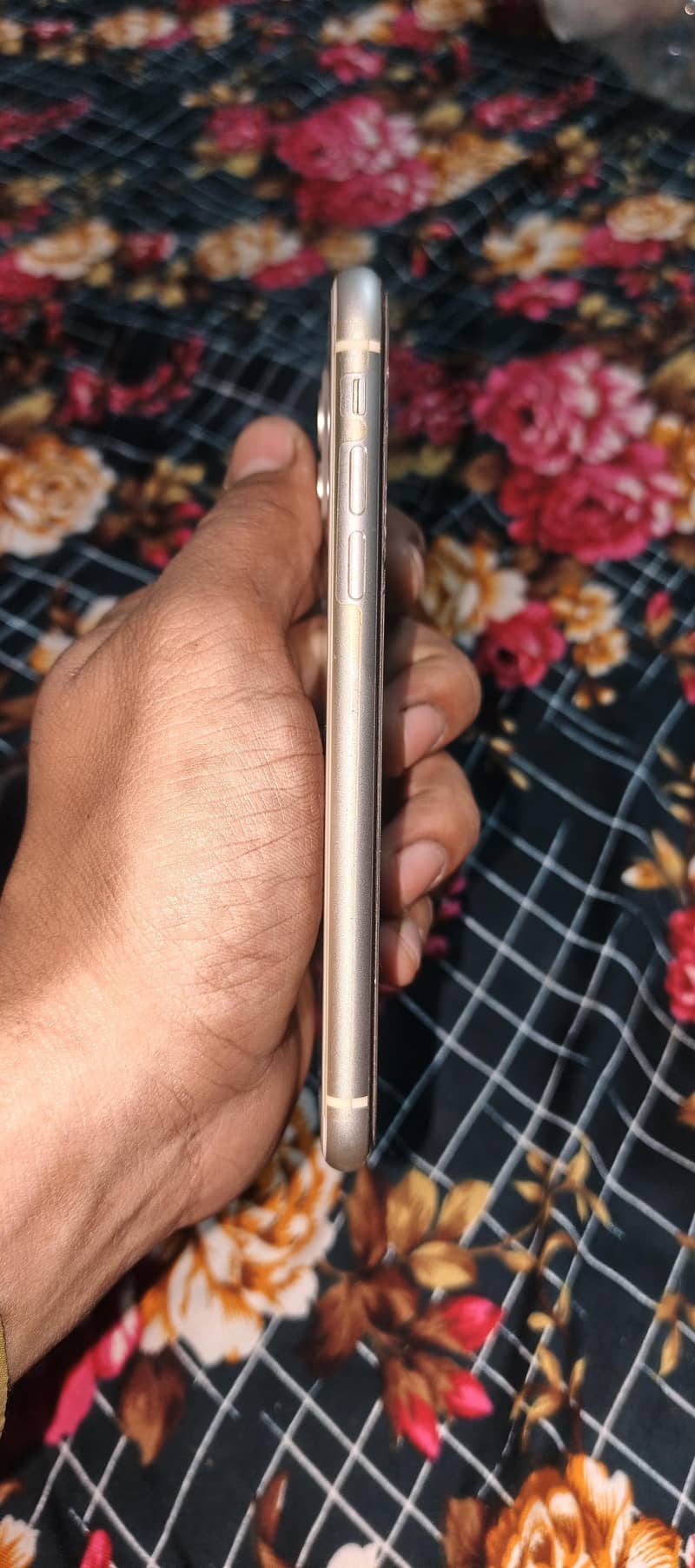 Apple iPhone 11 4