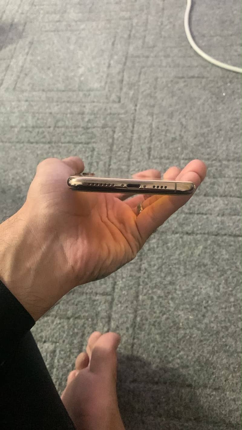 Apple iPhone XS Max 4