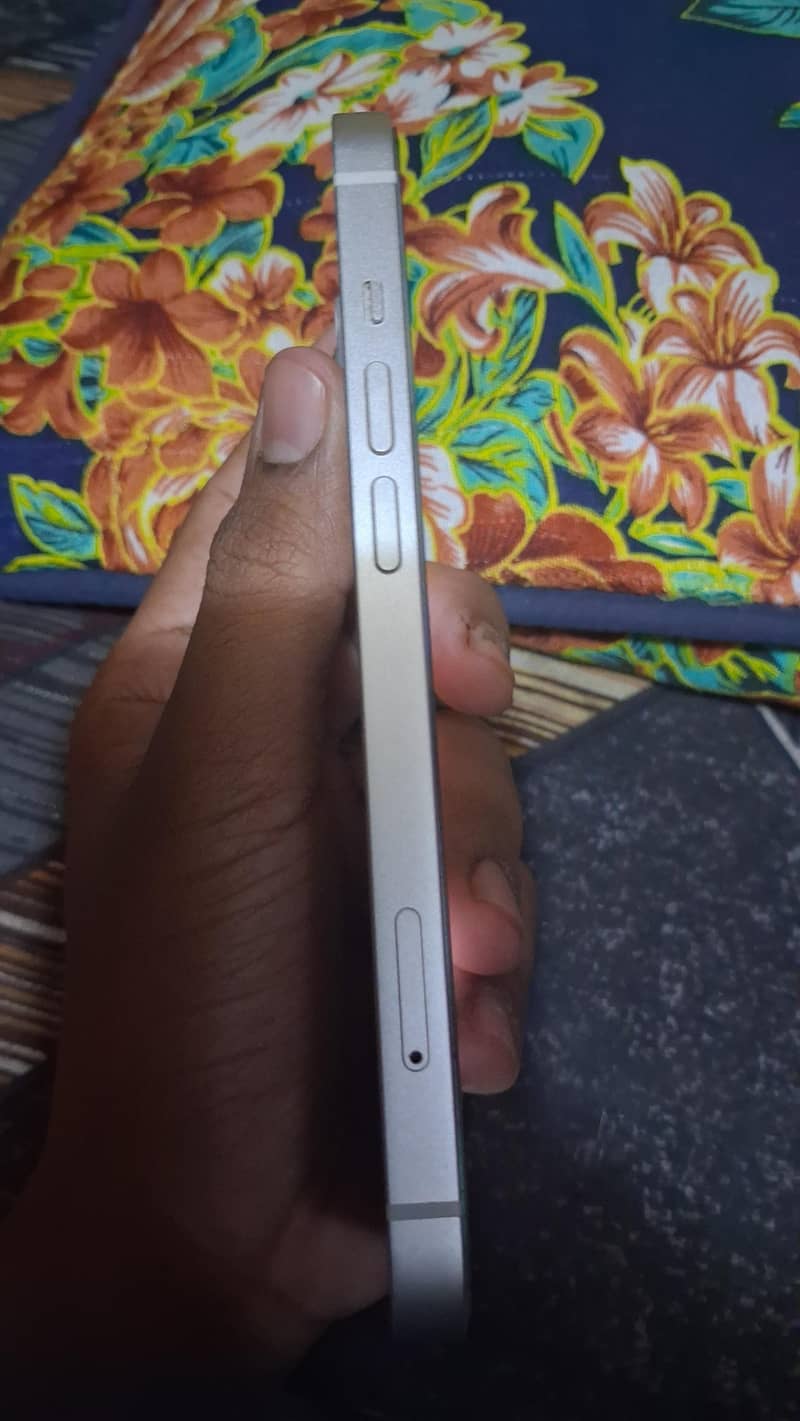 Apple iPhone 13 4