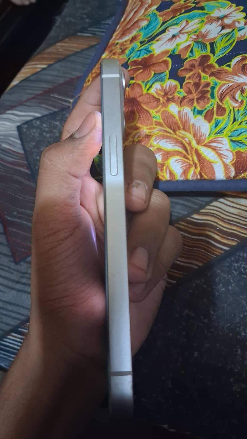 Apple iPhone 13 5