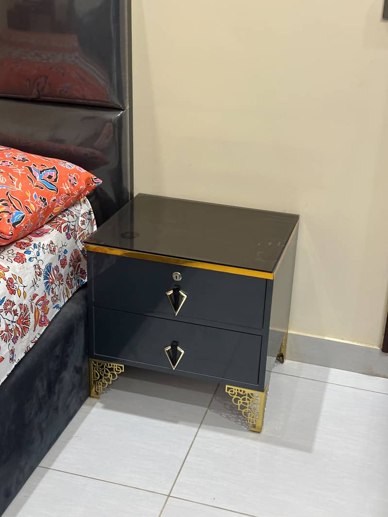 Double Bed , 2 Side Table , 1 storage ottoman Bench 2