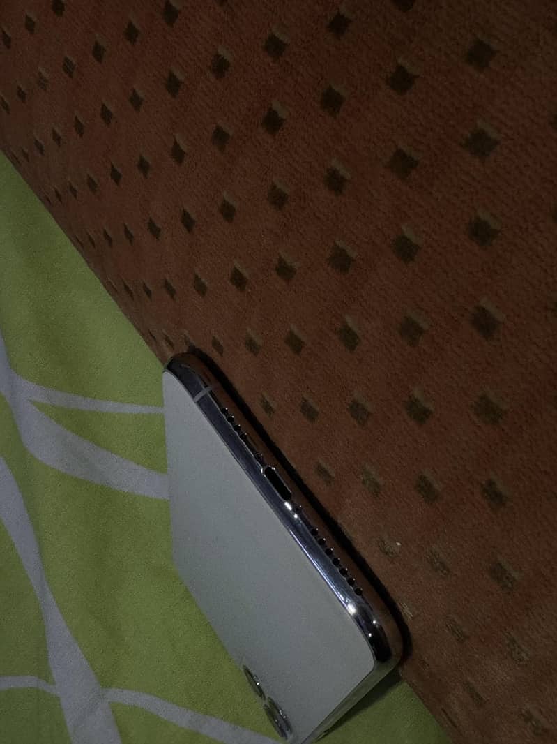 Apple iPhone 11 Pro Max 4