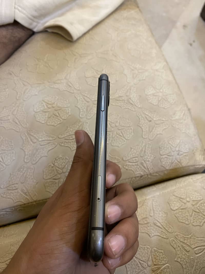 Apple iPhone 11 4