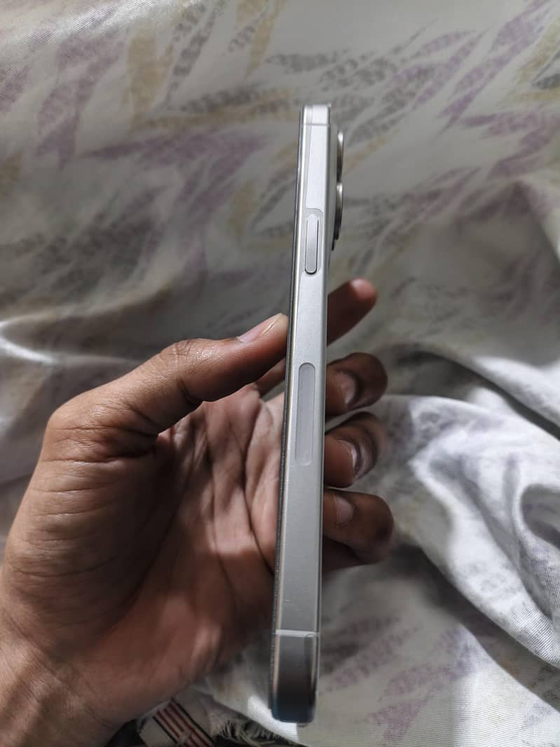 Apple iPhone 15 Pro Max 3