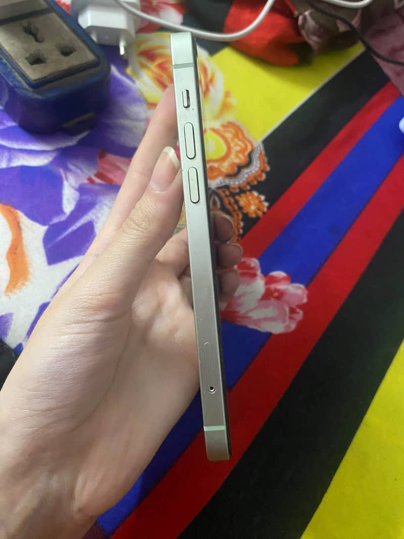 Apple iPhone 12 4