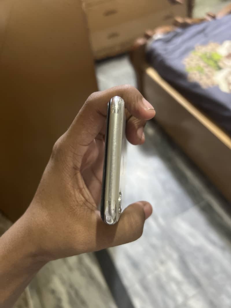 Apple iPhone X 3