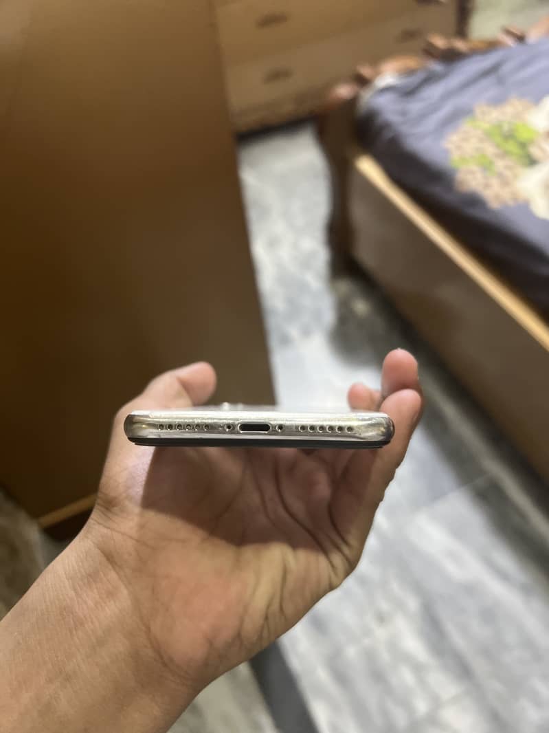 Apple iPhone X 4