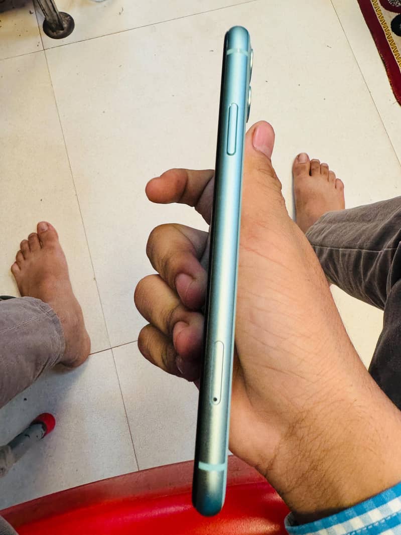 Apple iPhone 11 4