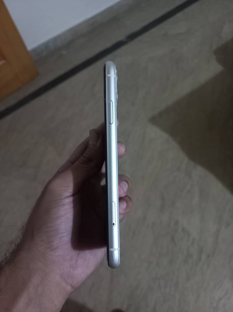 Apple iPhone 11 4