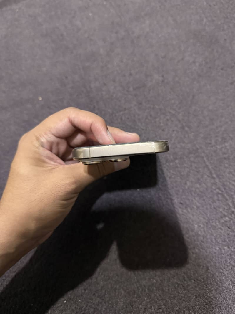 Apple iPhone 16 Pro 3