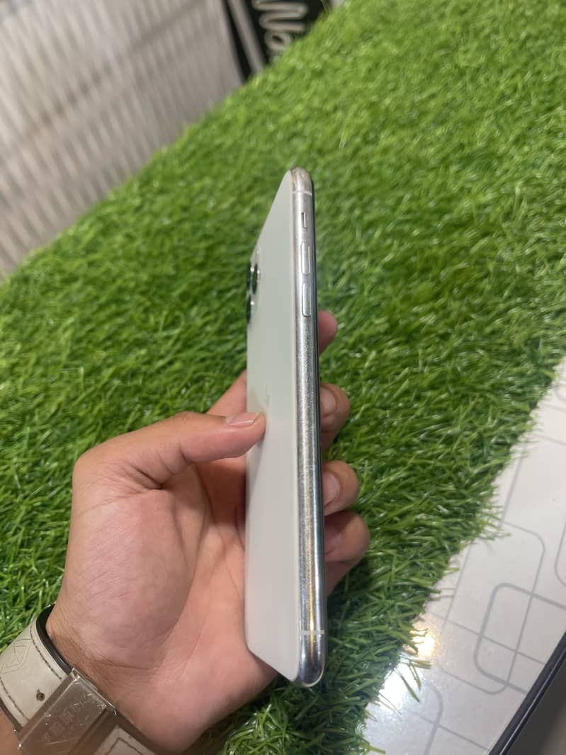 Apple iPhone 11 Pro Max 2